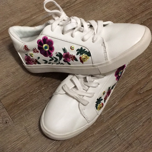 betsey johnson tennis shoes